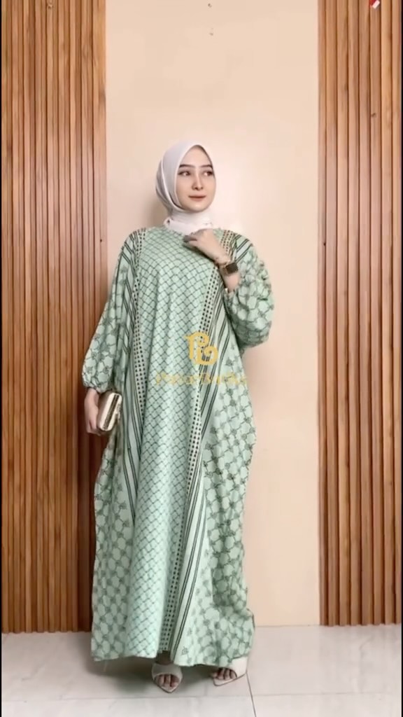 Kaftan hijau bermotif Pasar Batiks